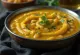 Toor Dal gelbe Linsen Schüssel mit frischem Koriander dekoriert