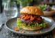 Veganer Chili-Burger mit frischem Gemüse