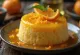 Malva Pudding mit Orange, garniert mit Orangenmarmelade und Orangenscheiben