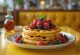 Große belgische Waffel mit Beeren und Sirup