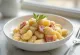 Servierte Gnocchi in Schinken-Sahne-Sauce