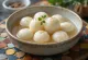 Sesam-Tangyuan, chinesische Süßspeise mit Reismehlklößchen und Sesam