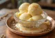 Serviertes Eierlikör-Eis in der Waffel