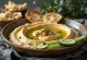 Meze mit Hummus serviert mit frischem Gemüse und geröstetem Pitabrot