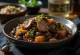 Feijoada mit geräucherten Bohnen, reichhaltigem Fleisch und frischem Gemüse