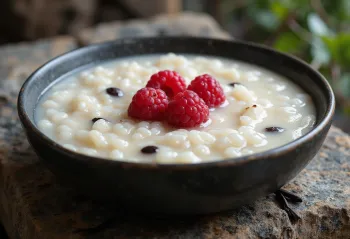 Vanille-Congee serviert mit frischen Früchten
