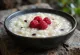 Vanille-Congee serviert mit frischen Früchten