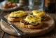Servierter Welsh Rarebit mit Pilzen, in Käsesauce auf Röstbrot, mit frischen Pilzstücken