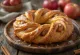 Kringle mit Apfel-Zimt-Füllung, frisch gebacken in goldbraunem Teig