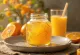 Orangen-Kombucha in Gläsern, mit frischen Orangenstücken