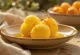 Rasgulla nach Kamalabhog-Art, serviert mit Rosenwassersirup