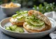 Bagel mit Frischkäse, Dill und Gurke