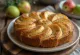 Prebiotischer Lauch-Apfel-Kuchen, goldbraun gebacken, in Stücken