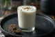 Pfeffer-Lassi im Glas, mit Eiswürfeln garniert