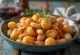 Gigantes Plaki mit Kartoffeln, serviert mit Petersilie