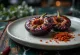 Gegrillte Chili-Pflaumen serviert