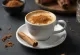 Zimtkaffee in der Tasse mit Schlagsahne und Zimt