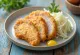 Knuspriges Tonkatsu Schnitzel mit Kohlstreifen und Senfklecks