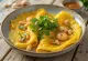 Knuspriger vietnamesischer Pfannkuchen mit frischen Kräutern