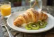 Servierte Kiwi-Croissants