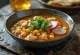 Vegetarische Pozole, mexikanische vegetarische Suppe mit Hominy-Mais, Tofu und Gemüse