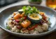Rawon mit Salzei und Lachs, serviert mit gesalzenem Ei und Lachs