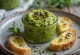 Kürbiskern-Pesto mit Basilikum, serviert zu frischer Pasta