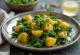 Aloo Palak Sabzi in einer Schüssel, mit frischem Koriander garniert