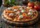 Gyros-Pizza mit gebratenem Hähnchen, Feta und Tzatziki-Sauce