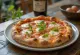 Frisch gebackene Pizza mit Bohnen