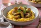 Polenta mit geröstetem Rosenkohl serviert, Kombination aus cremiger Basis und knusprigem Gemüse
