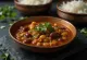 Rajma Dal serviert mit frischen Korianderblättern, ein reichhaltiges Bohnengericht