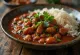 Rajma Curry serviert in einer bunten Schale, mit reichen Gewürzen und roten Kidneybohnen