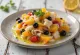 Esqueixada mit Orangen, frischer Kabeljau, Tomaten und Oliven serviert