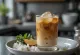 Honig-Holunder-Frappé im Glas