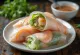 Gỏi cuốn (vietnamesische Sommerrollen) serviert mit Saucen