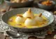 Rasmalai mit Mandeln serviert, reiches und cremiges indisches Dessert