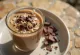 Kaffee-Kokos-Smoothie mit Kokosraspeln und Schokolade