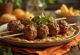 Würzige Kofta-Spieße aus Hackfleisch, mit Koriander und Röstzwiebeln