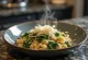 Farro mit Spinat und Parmesan, serviert mit frischer Zitrone