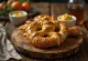 Frische, hausgemachte Brezel, knusprig und goldbraun, mit Honig-Senf-Dip