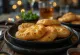 Traditionelles indigenes Bannock-Brot, frisch gebrochen