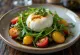 Burrata mit Balsamico, frischen Tomaten und Salat
