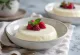 Zuckerfreie Panna Cotta serviert