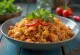 Nasi Goreng mit Chilisauce, reich an Gewürzen und serviert mit Chilisauce