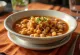 Pozole mit Kichererbsen serviert mit Limette, Koriander und frischen Frühlingszwiebeln