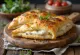 Frisch gebackene Calzone mit Pfeffer und Schmand