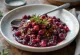 Servierte Curry-Preiselbeer-Senfsoße