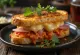 Kimchi-Sandwich mit geräuchertem Putenschinken, Cheddar, Ei und Frühlingszwiebeln serviert