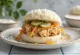 Servierte Hähnchen-Bao-Buns in Kokosmilch-Sauce